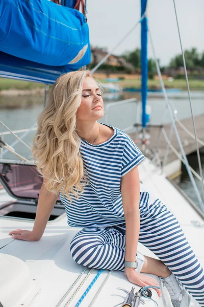 Femme sur son yacht privé — Photo