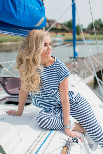 kadın onun özel yat üzerinde