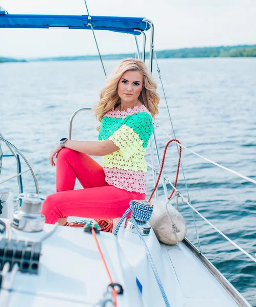 kadın onun özel yat üzerinde