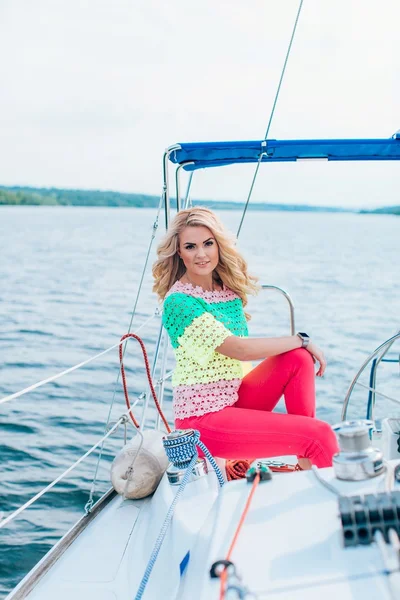 kadın onun özel yat üzerinde