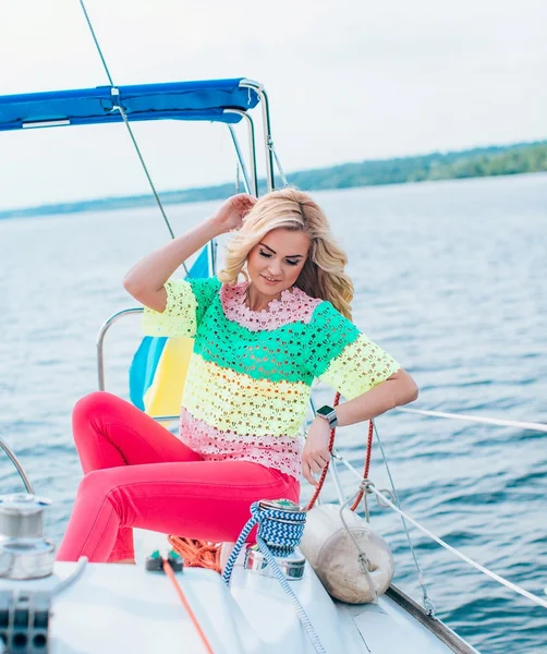 kadın onun özel yat üzerinde