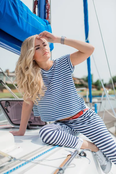 Femme sur son yacht privé — Photo