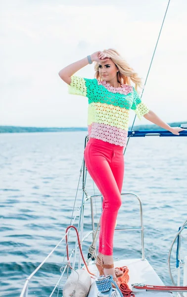 kadın onun özel yat üzerinde