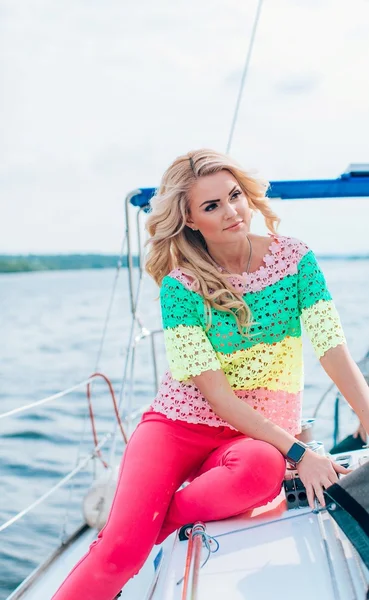 kadın onun özel yat üzerinde