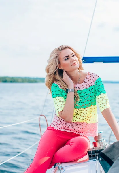 kadın onun özel yat üzerinde