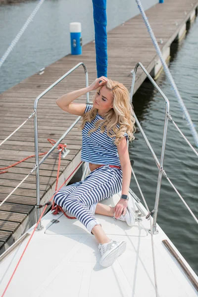 Donna sul suo yacht privato — Foto Stock