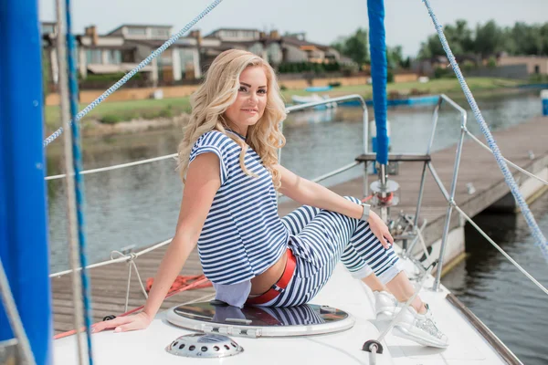 kadın onun özel yat üzerinde