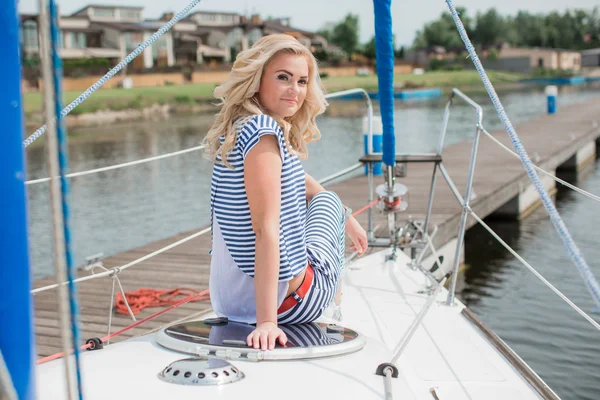 kadın onun özel yat üzerinde