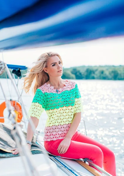 kadın onun özel yat üzerinde