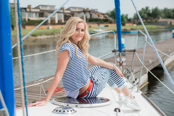 Femme sur son yacht privé — Photo