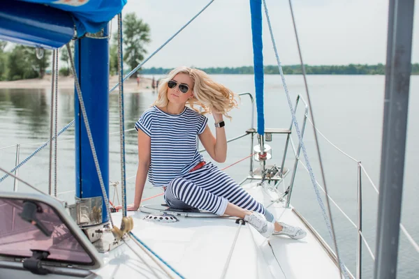 kadın onun özel yat üzerinde