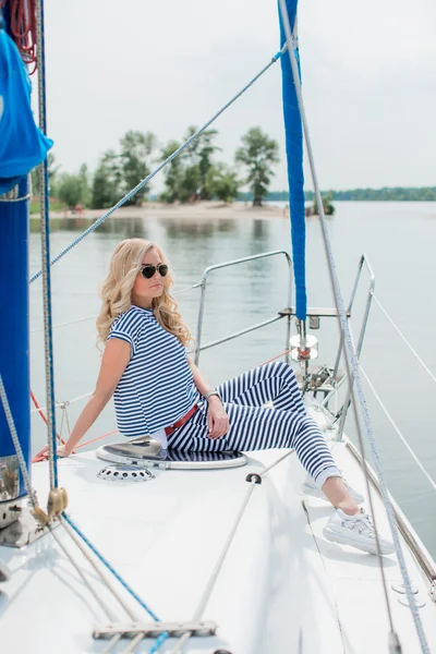 kadın onun özel yat üzerinde