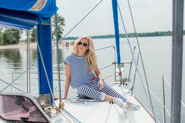 kadın onun özel yat üzerinde