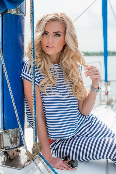 kadın onun özel yat üzerinde