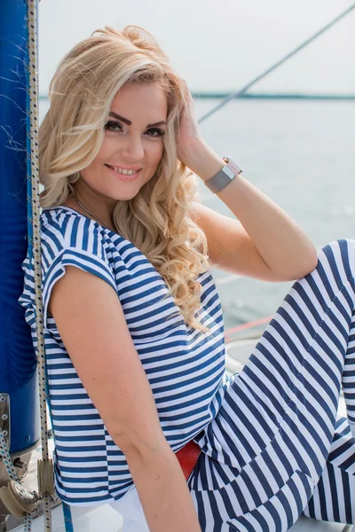 kadın onun özel yat üzerinde