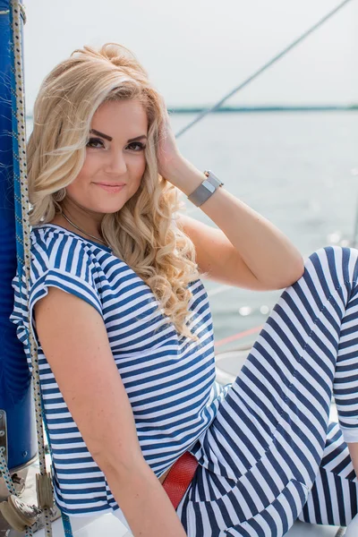 kadın onun özel yat üzerinde