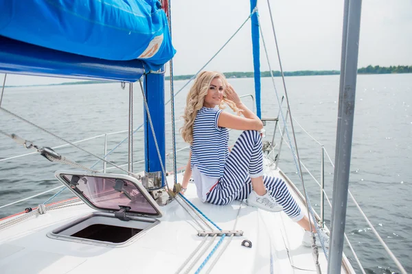 Femme sur son yacht privé — Photo