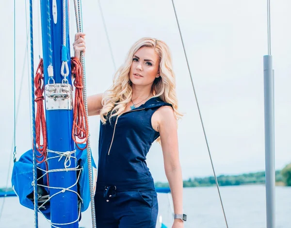 kadın onun özel yat üzerinde