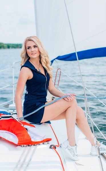 kadın onun özel yat üzerinde