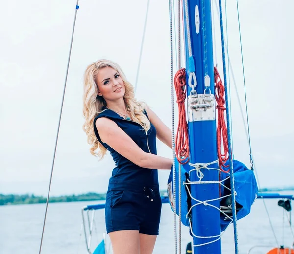 kadın onun özel yat üzerinde