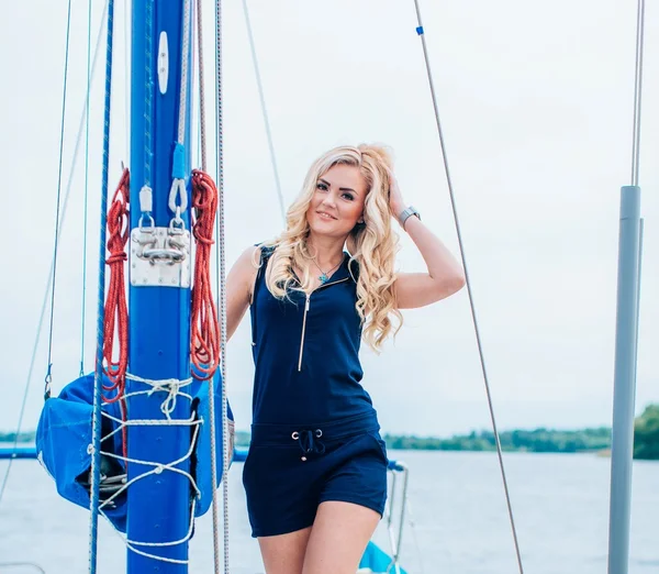 kadın onun özel yat üzerinde