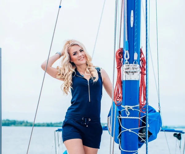 Kvinna på hennes privata yacht — Stockfoto