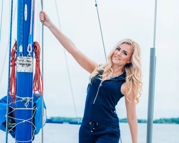 kadın onun özel yat üzerinde