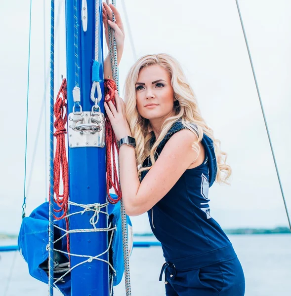 kadın onun özel yat üzerinde