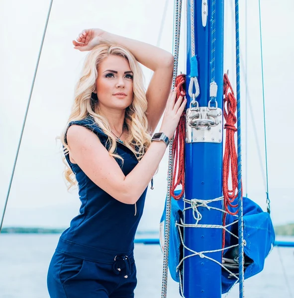 kadın onun özel yat üzerinde