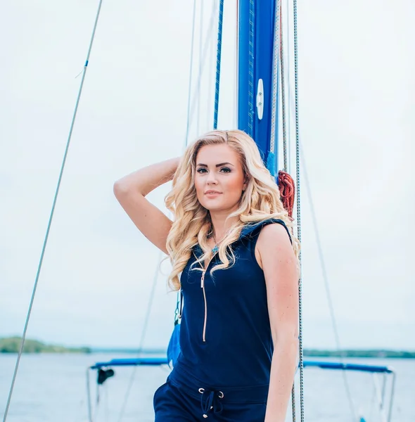 kadın onun özel yat üzerinde