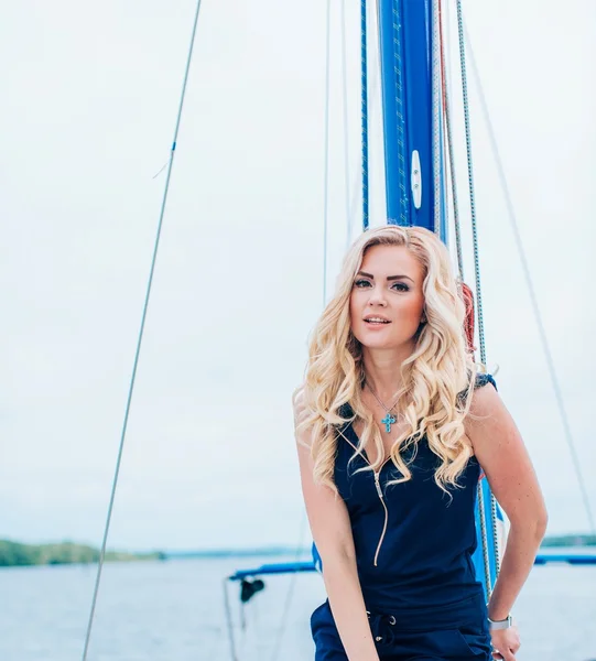 kadın onun özel yat üzerinde