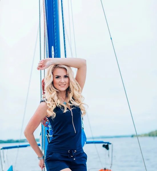 kadın onun özel yat üzerinde