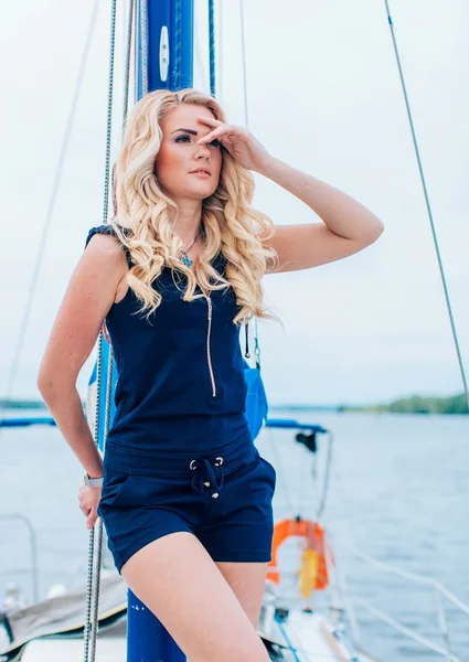 Donna sul suo yacht privato — Foto Stock