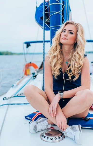 kadın onun özel yat üzerinde