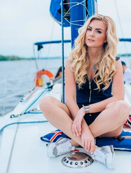 kadın onun özel yat üzerinde