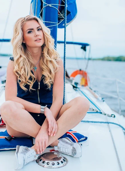 彼女のプライベート ヨットで女性 — ストック写真