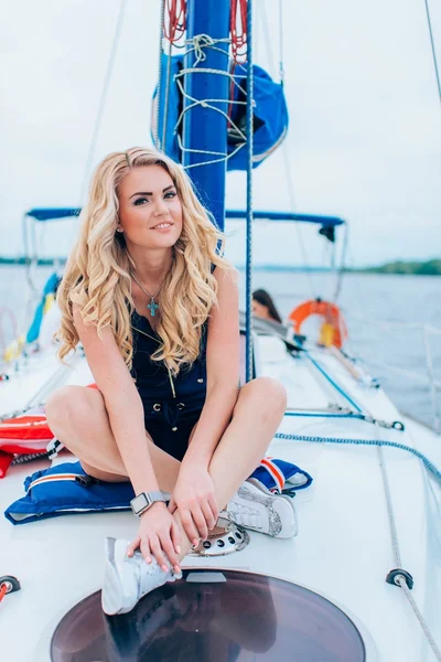 kadın onun özel yat üzerinde