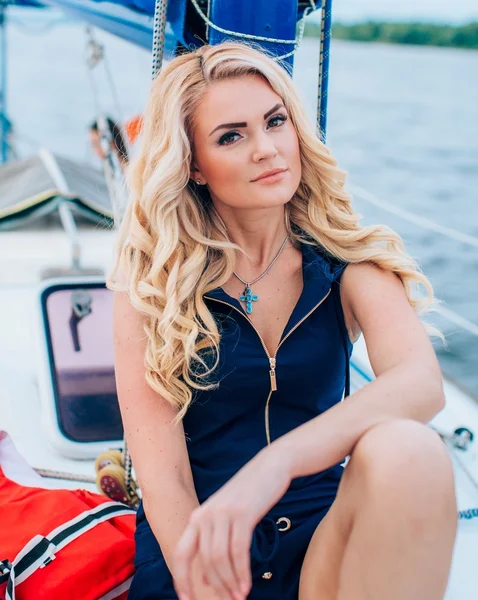 kadın onun özel yat üzerinde