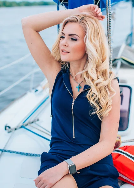 kadın onun özel yat üzerinde