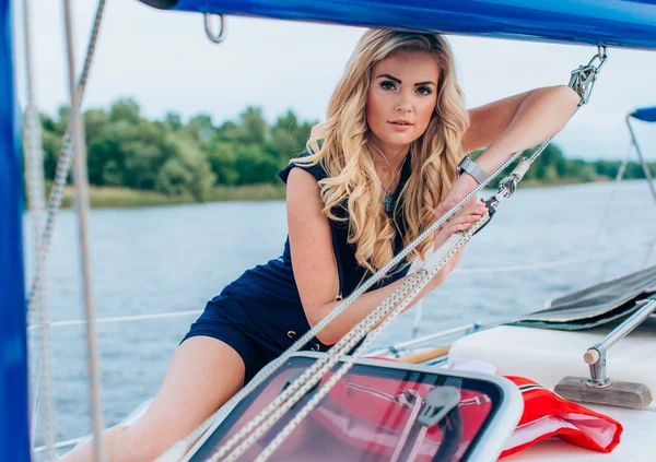 kadın onun özel yat üzerinde