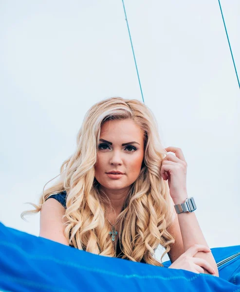 kadın onun özel yat üzerinde