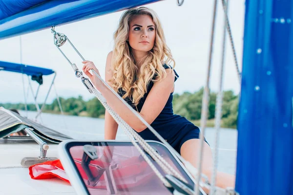 Kvinna på hennes privata yacht — Stockfoto