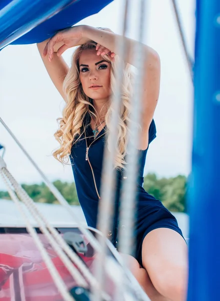 kadın onun özel yat üzerinde