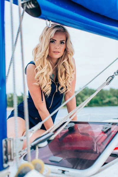 彼女のプライベート ヨットで女性 — ストック写真