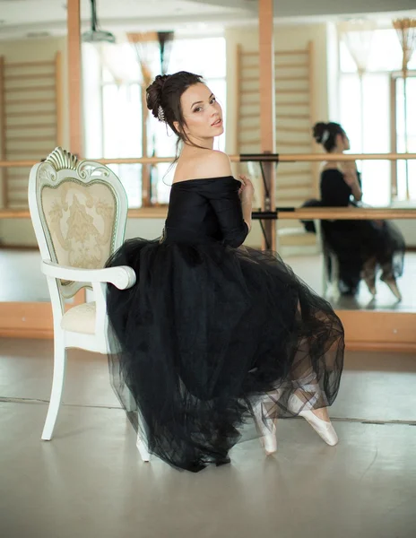 Bailarina es relajante en la sala de clase —  Fotos de Stock
