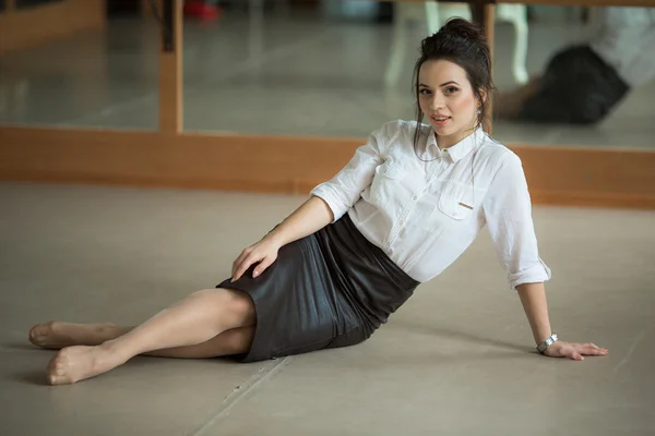 Fashion woman sitting on the floor — Stock Photo, Image