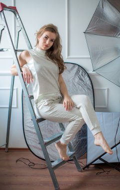 stüdyoda poz uzun saçlı kadın