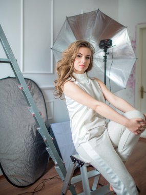 stüdyoda poz uzun saçlı kadın