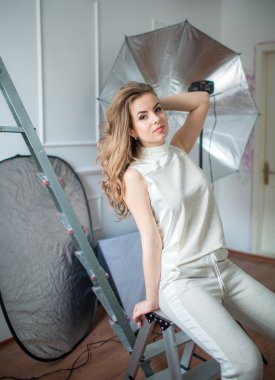 stüdyoda poz uzun saçlı kadın