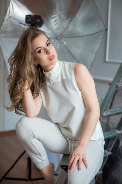 stüdyoda poz uzun saçlı kadın